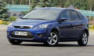 Niebieski Ford Focus MK2, przednie światła gotowe na wymianę żarówek.