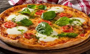Orlen pizza margherita z bazylią i pomidorami, idealna na szybki posiłek.