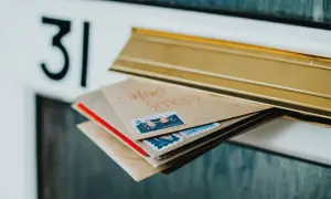 Koperty z znaczkami czekają na wysłanie. Numer 31 na skrzynce sugeruje, że to idealny moment, by dowiedzieć się, jak wysłać list.