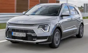 Szary Kia Niro w ruchu drogowym. Wady tego modelu mogą dotyczyć np. wyciszenia kabiny lub dynamiki.