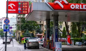 Na stacji paliw ORLEN, która jest polska, tankowany jest samochód. Ceny paliw widoczne na wyświetlaczu.