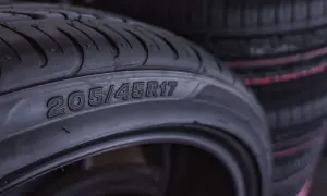 Opony 205/45R17, idealne dla Opel Astra H, gotowe do montażu.