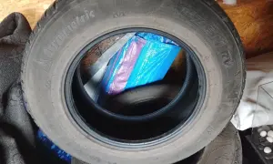 Opony zimowe Asymmetric, idealne do Hyundai ix35. W tle niebieska plandeka.