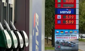 Cena benzyny 95 na dystrybutorze Orlen. Obok widnieje cena diesla i paliwa Verva.
