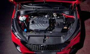 Silnik CRDi w czerwonym Kia Sportage. Zastanawiasz się, jaki olej do Kia Sportage 1.7 CRDi? Sprawdź instrukcję obsługi.