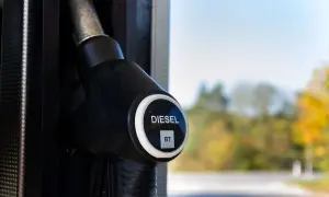 Dystrybutor paliwa z oznaczeniem DIESEL B7, sugerującym zawartość biodiesla. Tło rozmyte, jesienne drzewa.