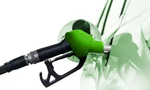Zielona dysza dystrybutora tankuje samochód, symbolizując ekodiesel i troskę o środowisko.