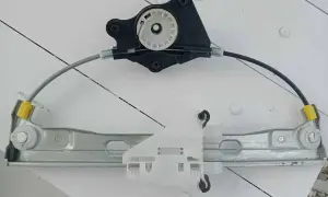Mechanizm podnoszenia szyby samochodowej, gotowy do wymiany.