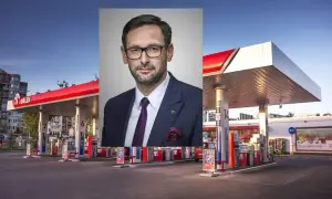 Mężczyzna w garniturze na tle stacji paliw ORLEN. Dostępne paliwo VERVA.