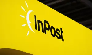 Logo InPost na żółtym tle. Zapewnij sobie spokój ducha dzięki opcji inpost ubezpieczenie paczki.