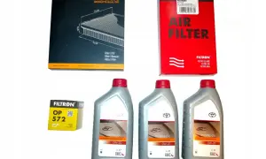 Zestaw filtrów i oleju 0W-20 do Toyoty Aygo 1.0 benzyna. Znajduje się tu filtr powietrza Denckermann, filtr kabinowy Filtron OP 572, filtr powietrza Filtron AP 178/7 oraz trzy litrowe butelki oleju silnikowego Toyota 0W-20.