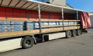 Naczepa ciężarówki załadowana workami cementu. Zastanawiasz się, ile waży paleta?