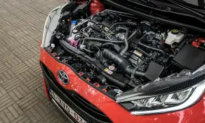 Silnik Toyoty Yaris 1.0. Widok komory silnika z widocznym zbiorniczkiem płynu chłodniczego i innymi elementami.