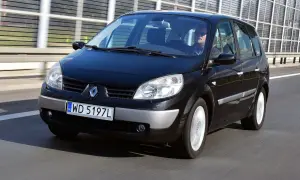 Czarny Renault Scenic 2 1.6 16v na drodze. Kierowca w okularach przeciwsłonecznych.