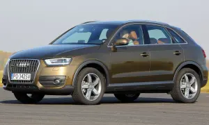 Brązowy Audi Q3 8U z brązową tapicerką, kierowca w tle.