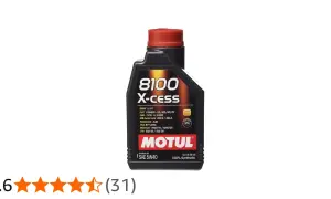 Czarna butelka oleju silnikowego Motul 8100 X-cess 5W-40 z czerwonym korkiem.