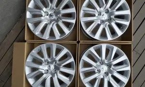 Cztery nowe felgi aluminiowe do Peugeot 407, gotowe do montażu. Idealne opony do tych felg zapewnią komfort i bezpieczeństwo.