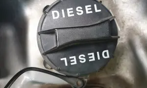 Czarna zakrętka z napisem DIESEL, informująca o rodzaju paliwa.