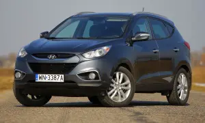 Ciemnoszary Hyundai ix35 2.0 benzyna na drodze.