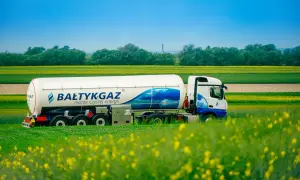 Ciężarówka z logo Bałtykgaz przewozi gaz. Sprawdź aktualną gaz propan cena za litr.