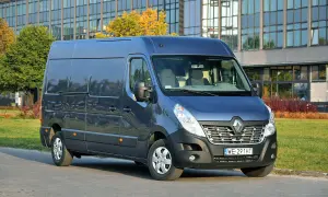Granatowy Renault Master 2.3, gotowy do trasy. Ile oleju potrzebuje do pełnej sprawności?