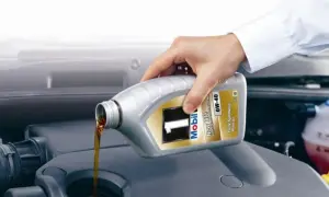 Dolewanie oleju Mobil 1 0W-40 do silnika benzynowego. To właściwy wybór dla Twojego auta.