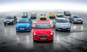 Kolekcja Opli Astra, od klasyków po nowoczesne modele, w tym opel astra k 1.4 turbo, prezentuje ewolucję designu.