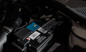 Akumulator w Audi Q5 znajduje się pod maską, obok filtra powietrza. Widoczny jest akumulator Varta EFB+.