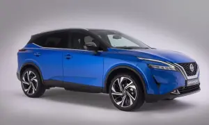 Niebieski Nissan Qashqai z dwukolorowymi felgami, na których widoczny jest rozmiar opon.
