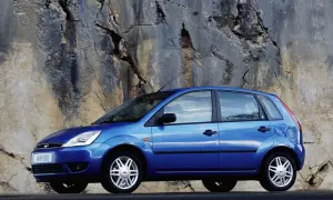 Niebieski Ford Fiesta MK5 zaparkowany przy skalnej ścianie.