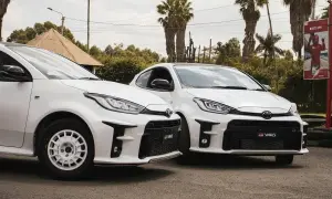 Dwa białe GR Yaris, idealne na każdą nawierzchnię. Zastanawiasz się, jakie opony do Toyoty Yaris? Te modele pokazują możliwości.