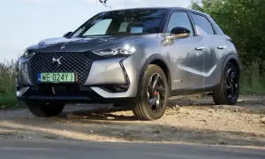 Srebrny DS3 Crossback na drodze gruntowej, z zieloną tablicą rejestracyjną.
