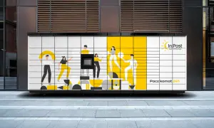 Paczkomat InPost z grafiką ludzi i informacją "Paczkomat 24h". Sprawdź, ile masz czasu na odbiór paczki!