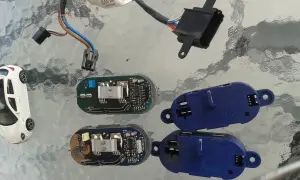 Elementy do Citroen C4: rezystor dmuchawy, wiązka, moduł sterujący.