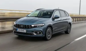 Niebieski Fiat Tipo kombi na drodze, widoczne opony i felgi.