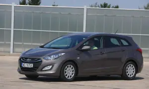 Szary Hyundai i30 II kombi, kierowca w zielonej koszulce. Zastanawiasz się, jakie żarówki do hyundai i30 ii wybrać?