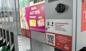 Na dystrybutorze Orlen widać ceny paliw i promocję na hot dogi. Można tu zapłacić przez aplikację mobilną, korzystając z Orlen Pay.