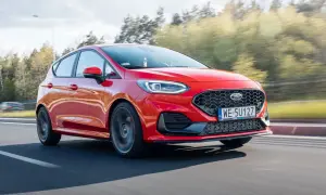 Czerwony Ford Fiesta w ruchu, widoczne felgi i opony. Rozmiar opon jest kluczowy dla osiągów.