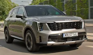Szary Kia Sorento w ruchu. Sprawdź aktualny kia sorento cennik i odkryj jego możliwości.