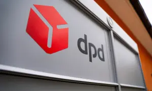 Logo DPD na szarej powierzchni, gotowe do dpd wysyłka palety.