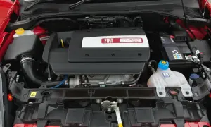 Silnik MultiAir Turbo w czerwonym Fiat Punto 2009. Widoczny akumulator, płyn chłodniczy i elementy układu dolotowego.