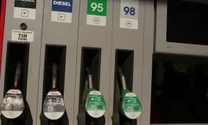 Dostępne rodzaje paliwa: Diesel B7, benzyna 95 i 98. Dwa dystrybutory z wężami do tankowania.