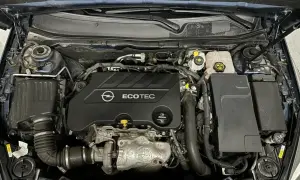 Silnik Opel Insignia 2.0 CDTI, gotowy do wymiany oleju. Widoczny system dolotowy i osłona Ecotec.