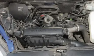 Silnik Mercedesa Viano z widocznym napisem "Mercedes-Benz" na pokrywie.