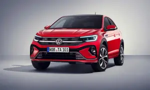 Czerwony Volkswagen Taigo z czarnym dachem prezentuje się dynamicznie. Eleganckie linie i nowoczesne światła podkreślają jego sportowy charakter.