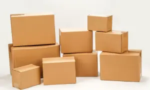 Stos kartonów, każdy gotowy do wysyłki. Mam nadzieję, że nie będzie żadnego inpost problem z paczką.