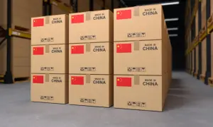Pudełka z flagą Chin i napisem "MADE IN CHINA" gotowe do wysyłki palet za granicę.