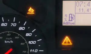 Kontrolka AdBlue w Renault Master świeci się, informując o niskim poziomie płynu lub problemie z systemem SCR.
