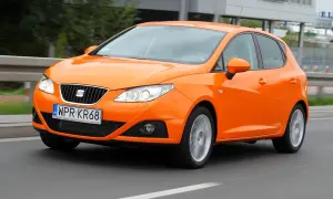 Pomarańczowy Seat Ibiza 4 1.4 benzyna w ruchu.