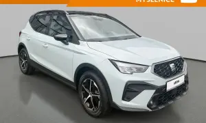 Biały Seat Arona, stylowy crossover, gotowy na miejskie przygody.